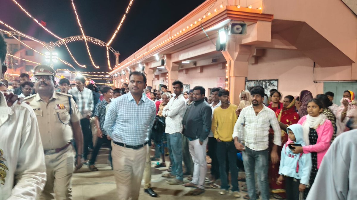 SPTumkur's tweet photo. ಸಿದ್ದಗಂಗಾ ಮಠದ ಜಾತ್ರಾ ಮಹೋತ್ಸವದ ಪ್ರಯುಕ್ತ ಮಠದಲ್ಲಿನ ಬಂದೋಬಸ್ತ್ ನ್ನು ಪರಿಶೀಲಿಸಲಾಯಿತು.
#TumakuruDistrictPolice
#Siddagangamata
#Bandobasth
@venkatashok https://t.co/vdZKtNVuLP