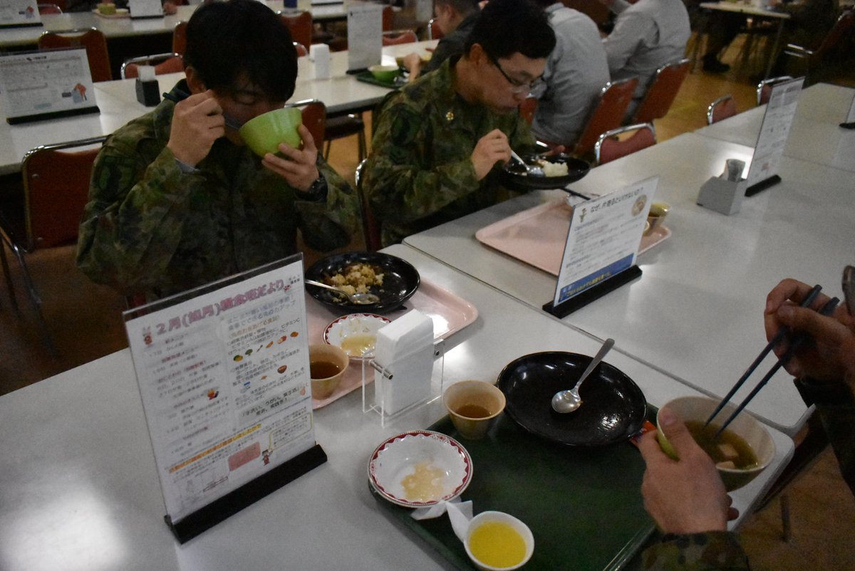 ＃伊丹駐屯地です。
　今月の伊丹飯のソースは、明太マヨソースとあっさり醤油おろしソースです😃
　どちらも、カツとは相性抜群で、濃厚でピリ辛な味わいとさっぱりとした味わいで、飽きずに楽しめる一品に仕上がっています😃
#満腹飯