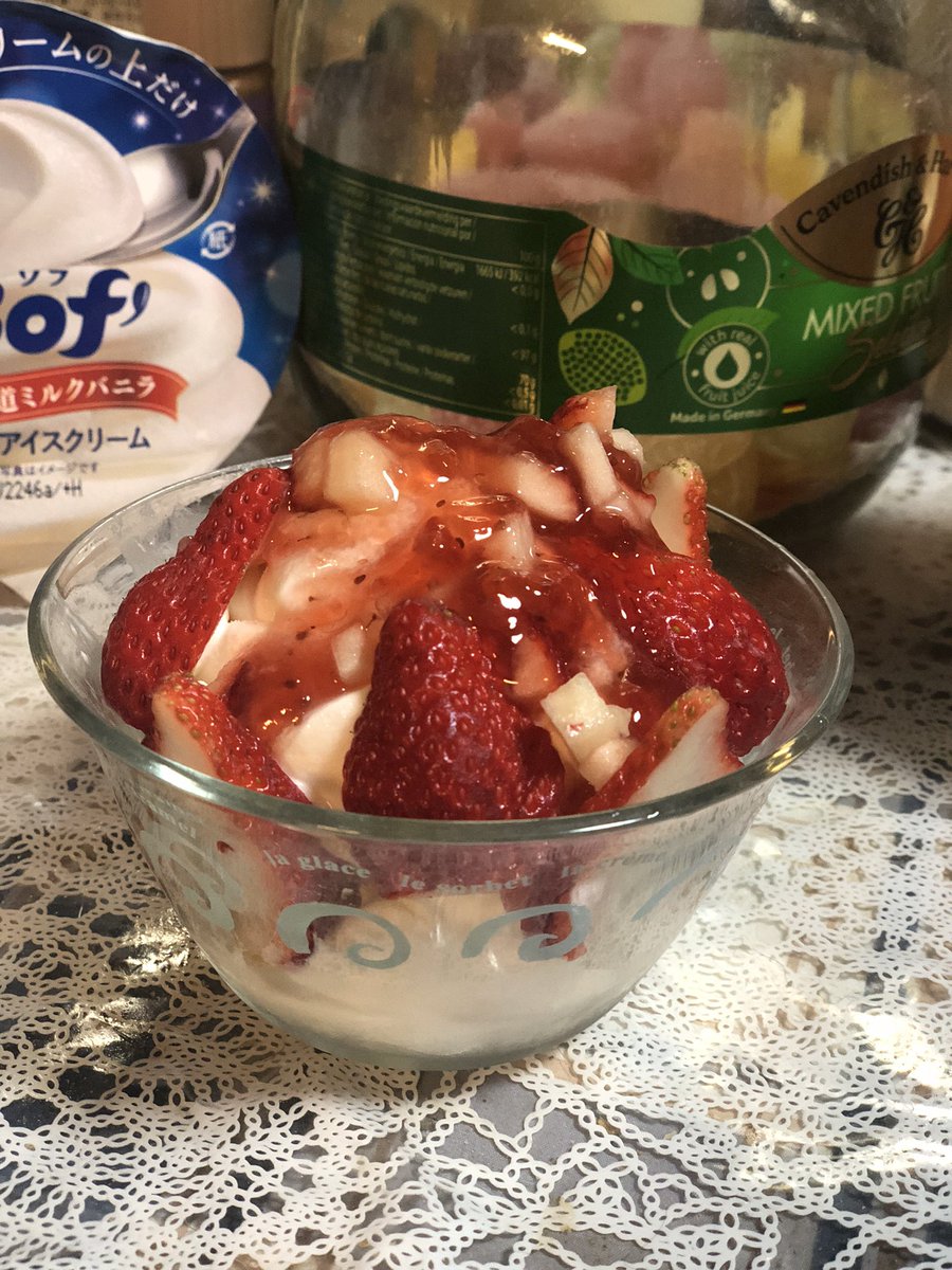 cherrynya's tweet photo. こないだの余った苺とソフトクリームの上だけ、というアイス(98円！)とでミニ苺パフェ🍓苺ソースはジャムを溶いたもの。安上がりなのに美味しい💕 https://t.co/GMFPE0Ljl9