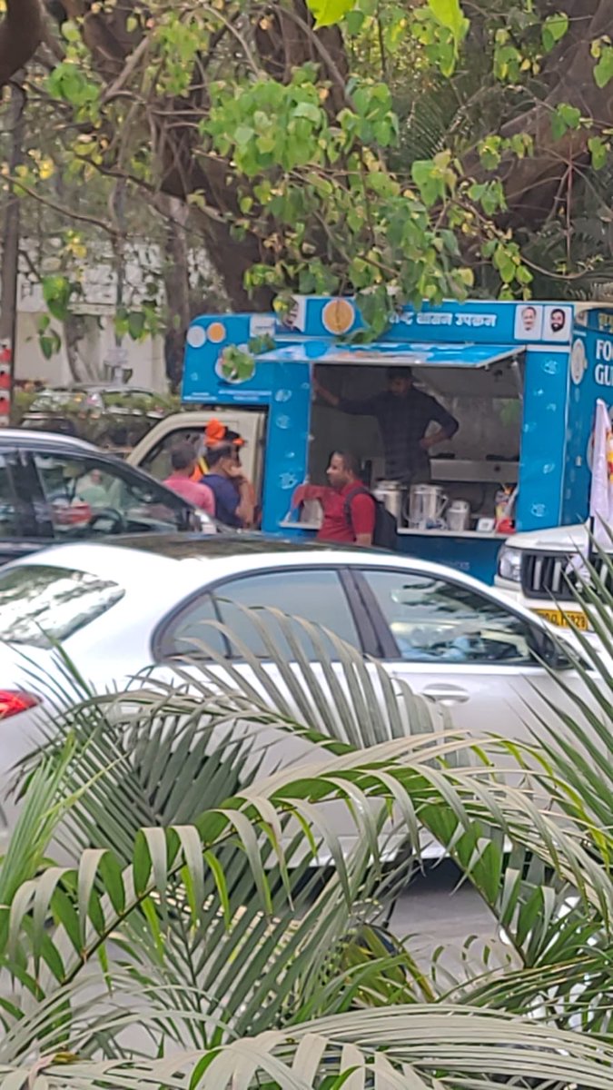 LIONSSolMarg's tweet photo. @mybmcwardKW @mybmc @sayaliRkulkarni @MayorMumbai @BJPMumbai_North @bjpmumbai dear Everyone, after the wonderful job by our Corporator , these hawkers are back with moving food truck. Kindly look into it &amp; remove them. Lions Sole Marg Lokhandwala Andheri west. https://t.co/kSNcrLYDWn