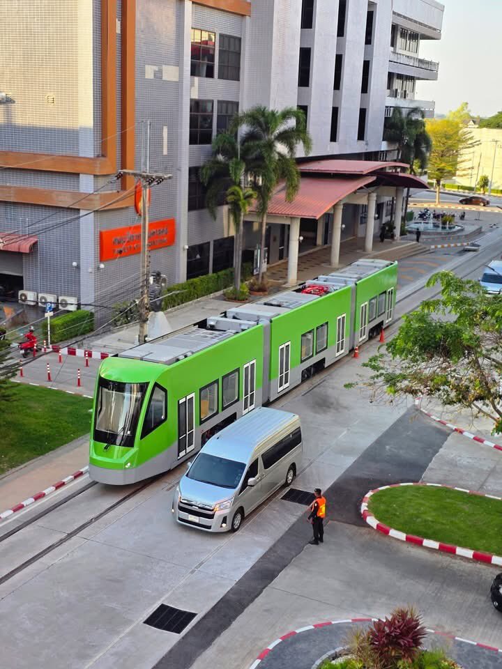 "ขบวนรถไฟแทรม (Tram) หรือรถไฟฟ้ารางเบา (Light Rail) ขอนแก่น" ฝีมือคนไทย โดยใช้พลังงานไฮโดรเจนที่แรกในอาเซียน ขณะนี้ได้วิ่งทดสอบในระยะทาง 400 ม. ที่มหาวิทยาลัยเทคโนโลยีราชมงคลอีสาน วิทยาเขตขอนแก่น ก่อนมีแผนขยายในเฟส 1 เส้นทางรอบบึงแก่นนคร ระยะทาง 4.4 กม. ต่อไป 👏✌️👍