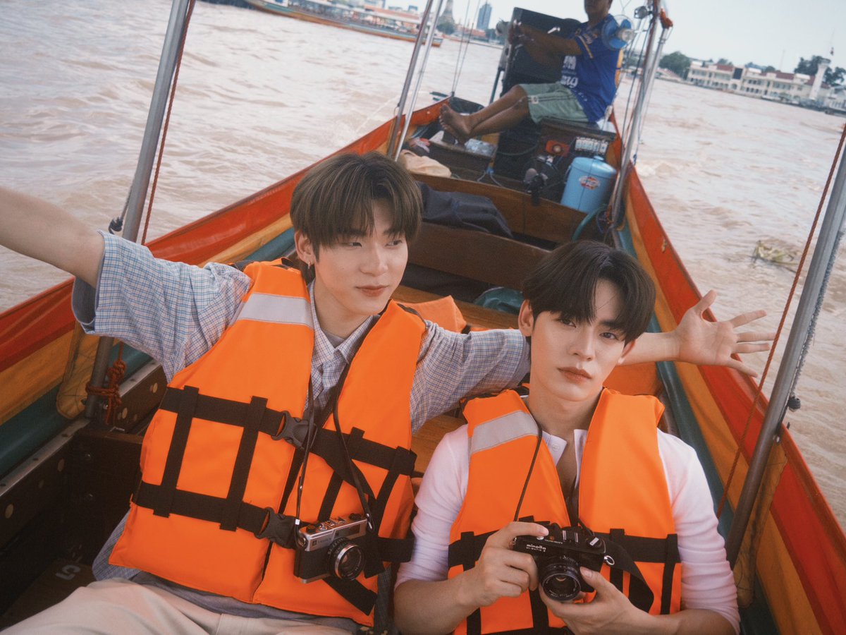 ฉินไม่ถ่ายกับด้วง
แต่ป๋อถ่ายกับตี๋นะ

ปล.ใช่ค่ะ ชั้นลงเรือไปด้วย และเมาเรือมาก
แต่หน้าที่ถ่ายรูปเอามาอวดก็ยังคงต้องทำ

DUANG WITH YOU EP3
#ด้วงกับเธอEP3