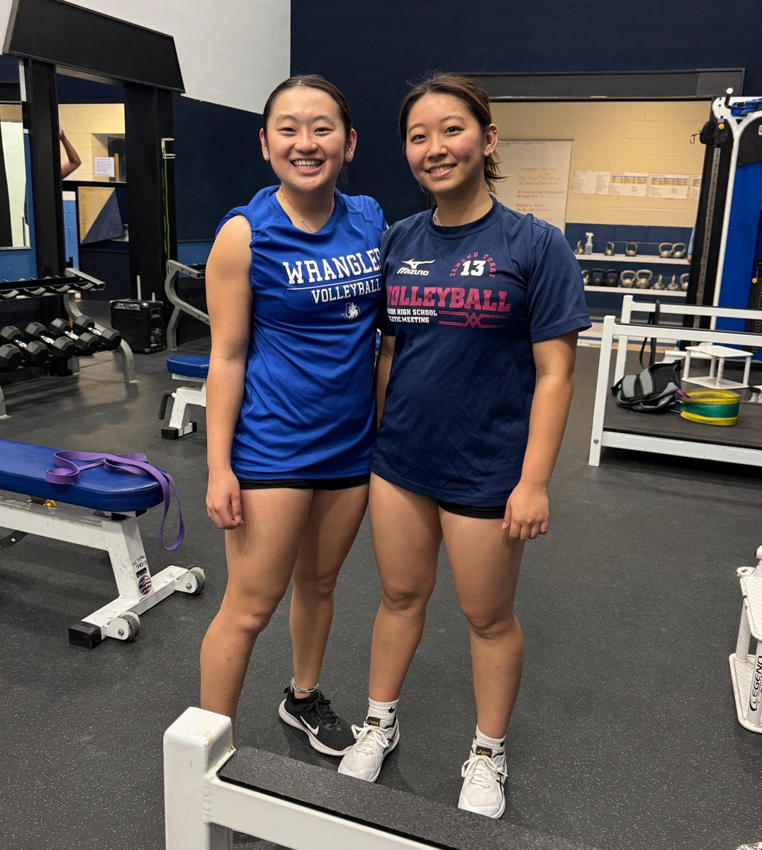 ogsvolley's tweet photo. 同じアメリカの大学へ留学中の
日本人選手2人が合流✈️✨
いい笑顔☺️
チームのコーチが送ってくれました🙌
切磋琢磨でファイトだよー😆👍 https://t.co/qi9VuKJAYh