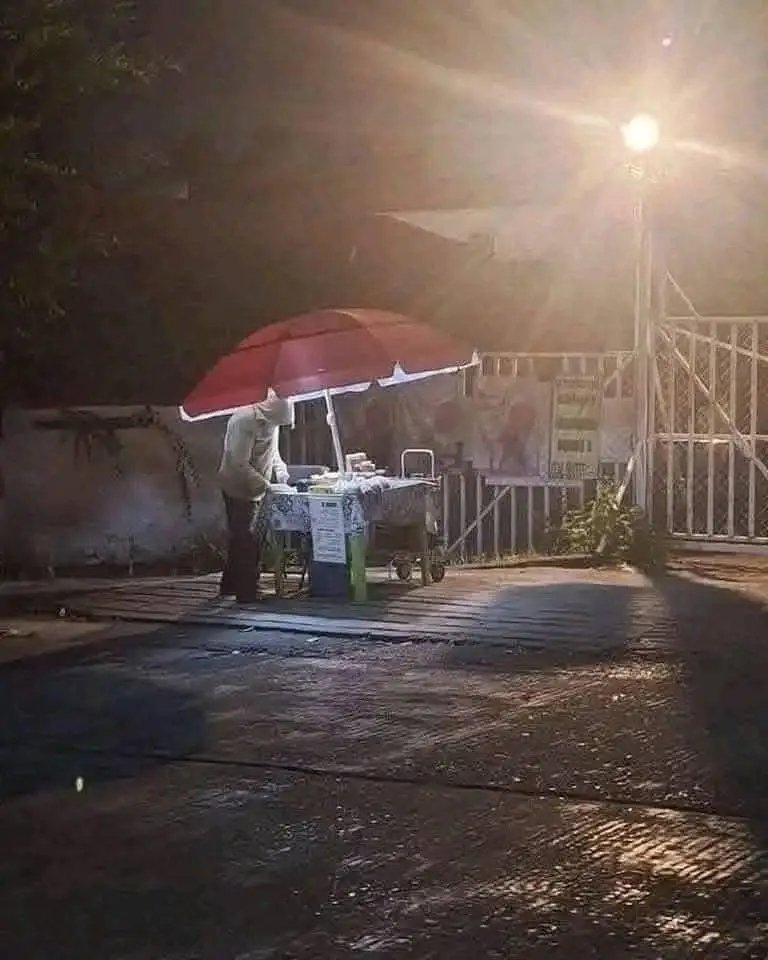 Quand tu vois un stand comme ça , achète un truc même si tu n’as pas faim, je n'ai pas grand chose à t'expliquer❤️‍🩹