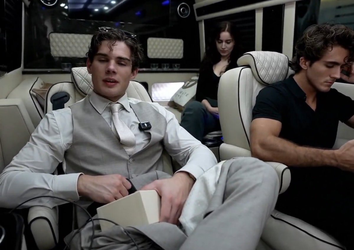 Shillin's tweet image. His gf is in the back 🤣 @Clavicular0 is a pure larp @mikadontlouz