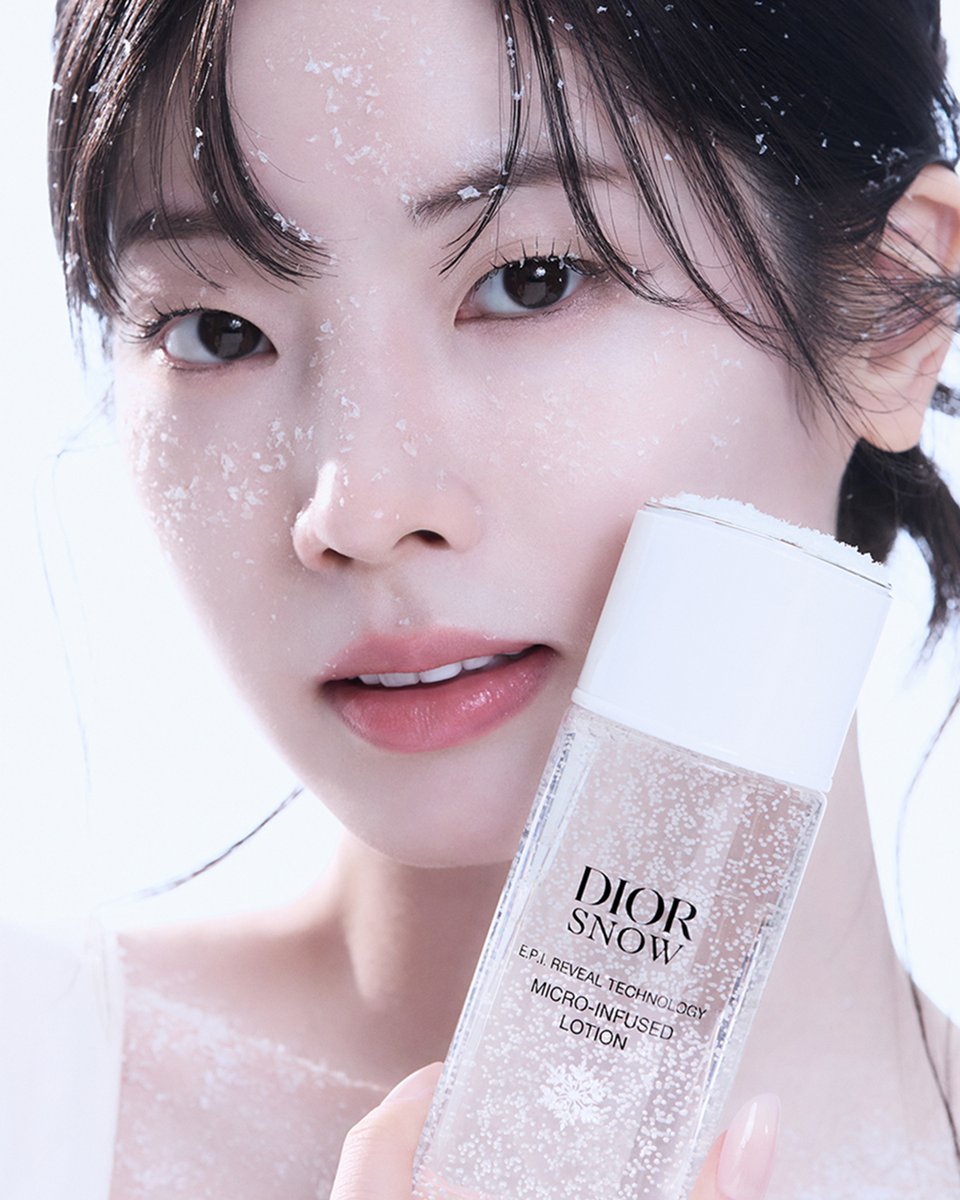 TWICE ダヒョン——ディオール スノーの透明感に包まれて 
vogue.co.jp/special-featur…

#PR #DiorBeauty #Dior