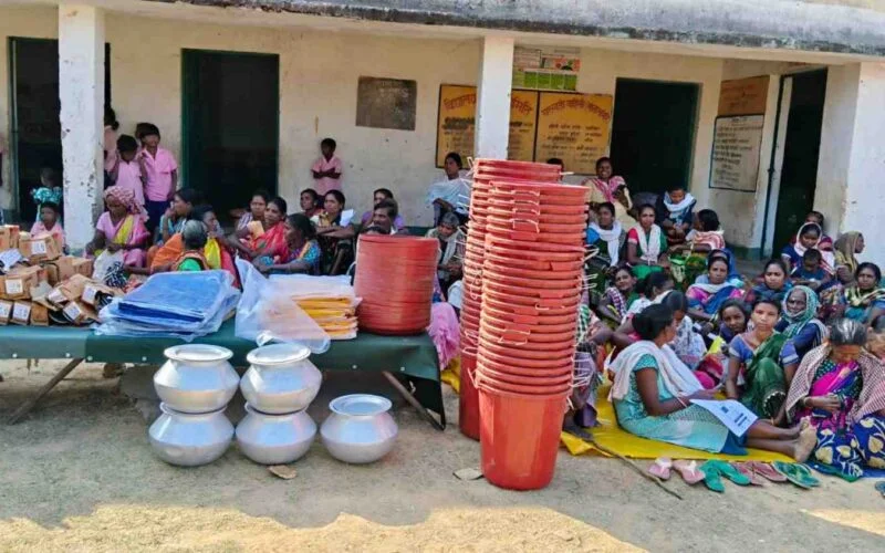 FaujiF36182's tweet photo. जराईकेला ओडिशा 🇮🇳
रायबेडा में Central Reserve Police Force की 134 बटालियन द्वारा सिविक एक्शन कार्यक्रम आयोजित कर ग्रामीणों को आवश्यक सामग्री वितरित की गई
सेवा और सहयोग के साथ सुरक्षा का संकल्प #CRPF #CivicActionProgram hobi
Galgotias #YouTubeDOWN Benfica #AISummit #INDvsPAK https://t.co/wnSikoYgyB