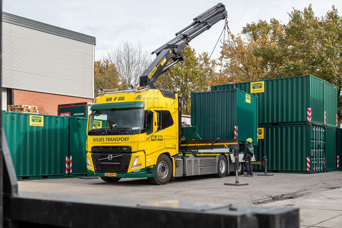 Slim hijswerk: custom made Volvo FM versterkt vloot Kisjes Transport

Krachtig, wendbaar en volledig op maat: Kisjes Transport versterkt zijn vloot met een custom made Volvo FM 500 6x2*4-bakwagen met een 53-tonmeter autolaadkraan.
bouwmachineweb.com/nieuws/2004/sl…