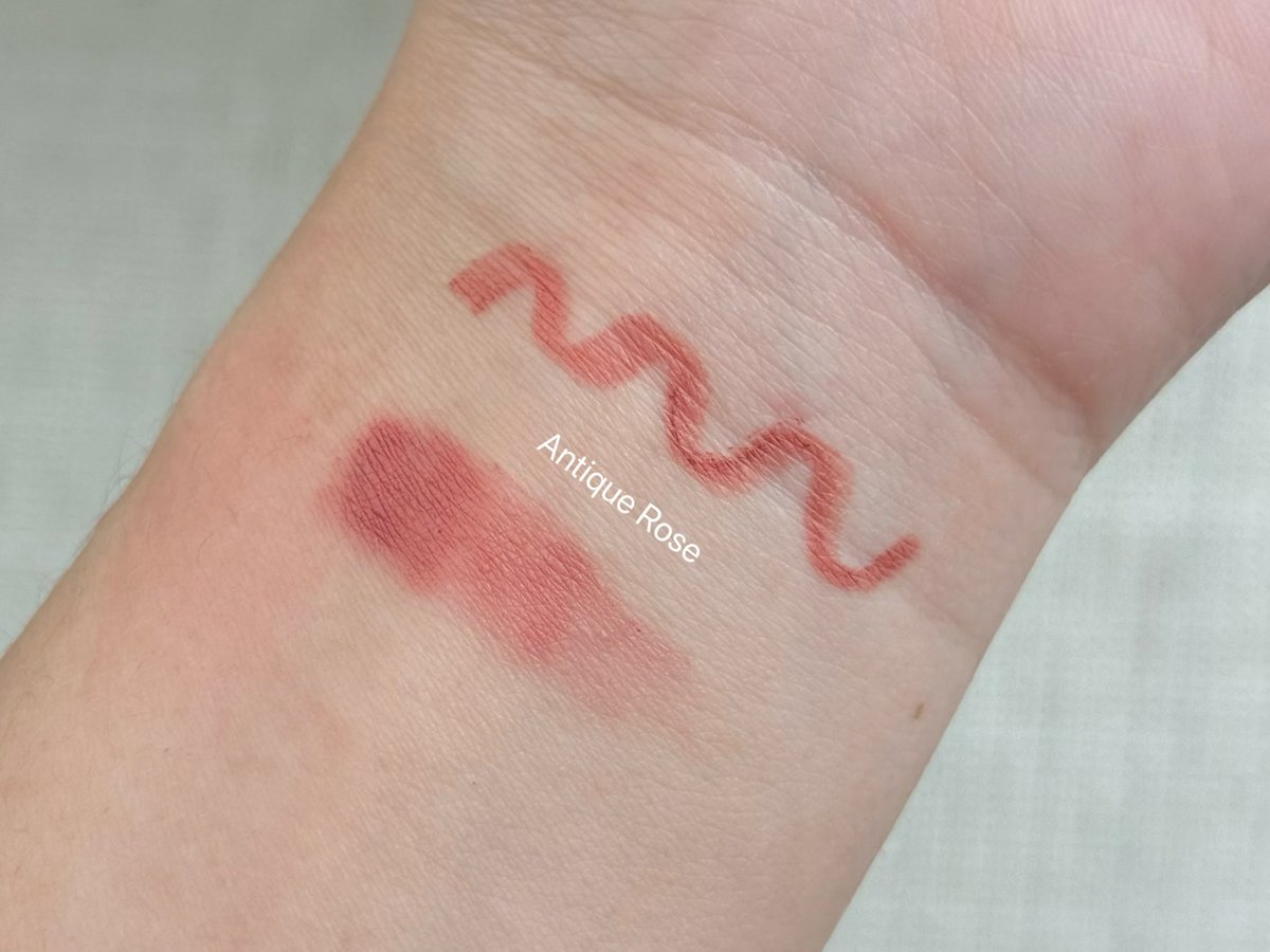ใครปากคล้ำอยากให้ลอง! น้องเป็นลิปไลน์เนอร์อีกตัวที่กลบปากคล้ำดีมาก! สี Antique Rose ที่เราใช้บอกเลยว่าถูกต้องมาก พอดีกับสีปากธรรมชาติสุดๆทำให้สีปากดูเป็นโทนเดียวกัน อันนี้ของแบรนด์ Shaun Zander น้ารุ่นนี้มี 2 หัวด้วย ไปลองๆ 💗 #ใช้จริงรีวิวจริง