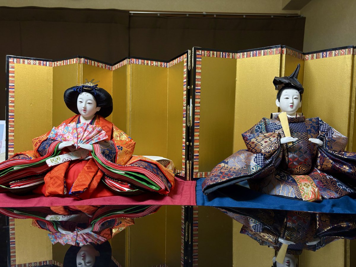 お雛様お内裏様だけだと少し寂しいかな？と屏風を買いました