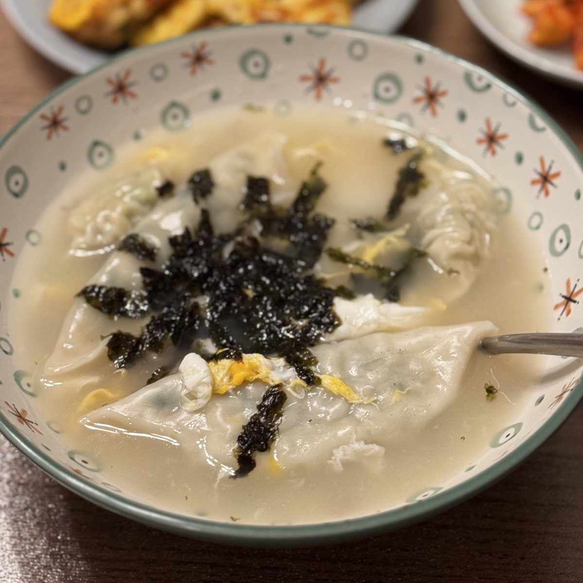 torie21's tweet photo. 딱히 이번 설엔 뭘 할 생각이 없었는데 아침에 할머니할아버지랑 통화하던 어린이가 “떡국은 저녁에 먹을 거”라고 해서 부랴부랴 재료 사와서 동그랑땡이랑 전유어만 좀 부쳤다.. 이렇게 또 한 해를 맞이했네 https://t.co/f8lQ9pS3zM