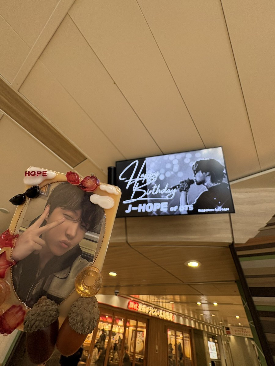 cap2713's tweet photo. 名古屋 Central Vision 
30面のサイネージにホビ❤️❤️

@supportforjhope 
ありがとうございます！

#HAPPY_JHOPE_DAY_JAPAN_2026
#ホビとアミが一緒に歩く道
#jhope #ジェイホープ https://t.co/VrffjBWj8O