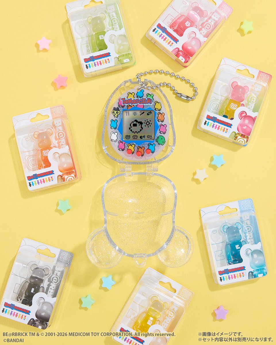 TMGC_net's tweet photo. 📢大たまごっち展限定グッズ！
BE@RBRICK×Tamagotchi

Original TamagotchiとBE@RBRICKのコラボデザイン✨
キラキラのラメが入ったベア型の専用ケースもかわいい！
たまごっちデバイスとパッケージデザインは、たまごっちとベアおそろいのポーズがポイントだよ💗

3/6(金)から開催される #大たまごっち展 愛知会場でも発売予定！
ぜひ会場でゲットしてね🥚🌟

詳細は商品ページをチェック！
https://t.co/mIrSDZFhuF

#Tamagotchi #たまごっち #OriginalTamagotchii #オリたま #ベアブリック #bearbrick #medicomtoy #メディコムトイ