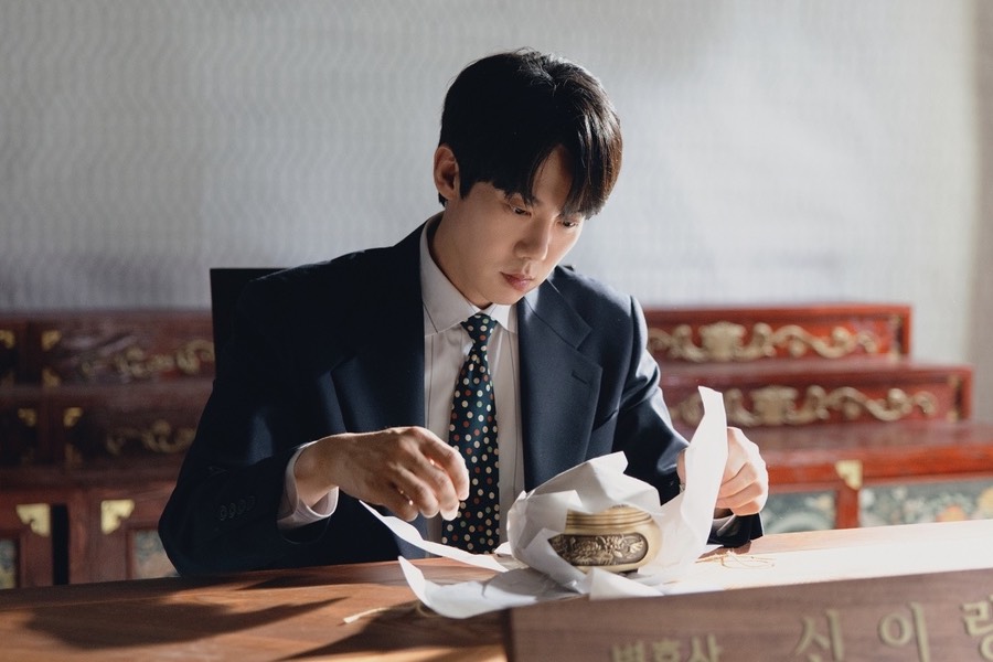 soompi's tweet photo. #YooYeonSeok Gains Ghost-Seeking Ability After Opening Law Office In Former Shaman’s House In “#PhantomLawyer”
https://t.co/8e2qsL0VgB https://t.co/RZtPrBAYL9
