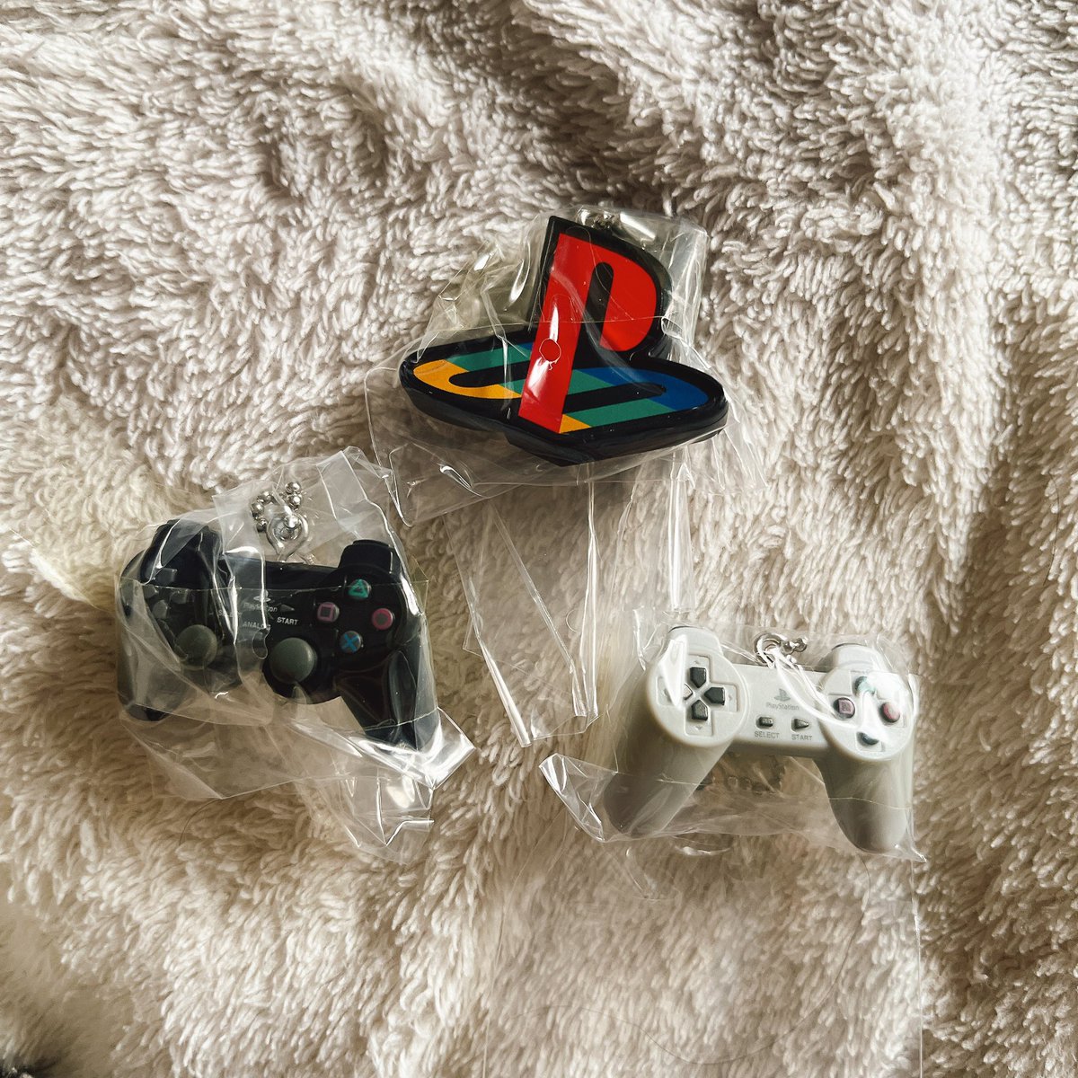 maruko295's tweet photo. PlayStation ミニチュアチャーム付きビスケット
交換希望

【譲】🔴
PlayStationロゴ、PS初代コントローラー、PS2コントローラー

【求】🔵
PS初代本体、PS2本体、スケルトンコントロ��ラー、ポケットステーション

郵送での交換希望です。
※2〜3点一気に交換できる方、ありがたいです✨ https://t.co/JwZ7jQLwER