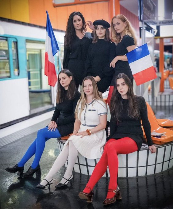 <a href="/CemYoldass/">Cem Yoldas</a> Voilà contre quoi ''La Jeune Garde'' se bat, des filles de droite ! x.com/i/status/20238… ce <a href="/CemYoldass/">Cem Yoldas</a> est aussi courageux que <a href="/ArnaultRaphael/">Raphaël Arnault</a> ...