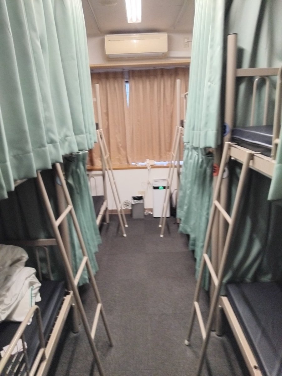 東京のホテル高かったんで、家族旅行ですが長男だけドミトリーに泊まってます（自分と下のはツインの部屋で）　本人曰く問題なく快適だそうです😂
