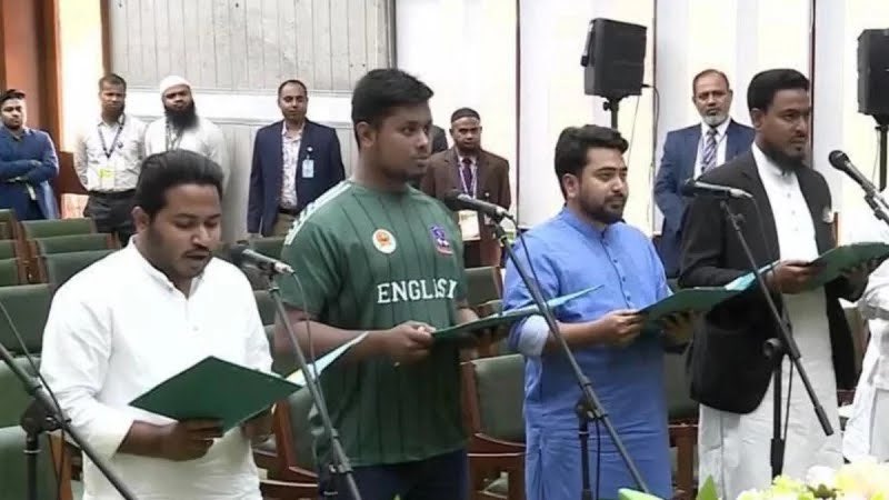 যে জার্সি একদিন নির্যাতনের সাক্ষী ছিল, আজ সেটিই শপথের প্রতীক।
ক্ষমতার করিডরে দাঁড়িয়েও তিনি ভুলে যাননি রাজপথের দিনগুলো।
একই জার্সি—একই স্মৃতি—একই বার্তা:
সংগ্রাম লুকিয়ে নয়, বহন করেই এগিয়ে চলা।
ক্ষমতা তার কাছে সম্মান নয়, দায়বদ্ধতা।
ইতিহাস মুছে ফেলেননি, ইতিহাস নিয়েই সংসদে..