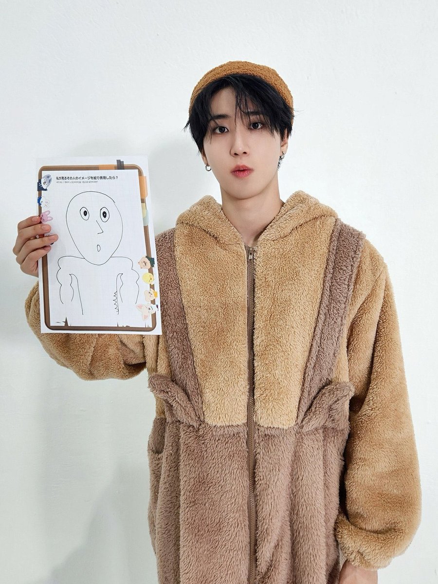 우측쥐돌이의 이미지를 그림으로 표현하랫는데 일단 벗은 상태를 디폴트로 그렷다는게 제정신아니라고 느꺄짐...