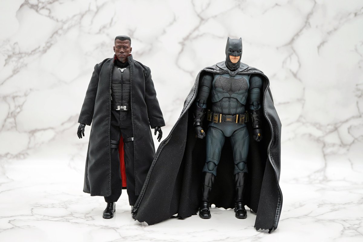 スナイプス過ぎるフィギュア（左）とマフェックスのバットマン（右）で