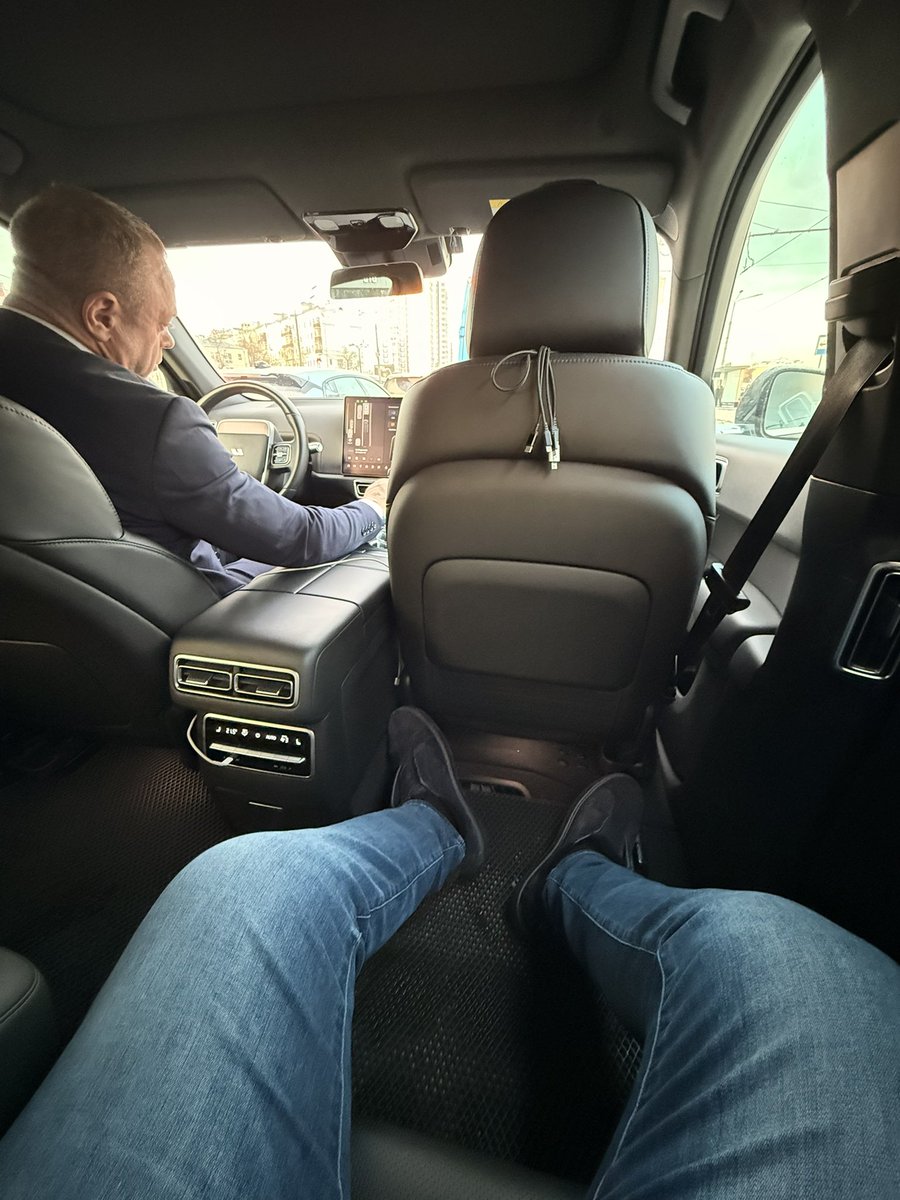 Вы нежитесь в своих тёплых постельках, а я вот уже работаю