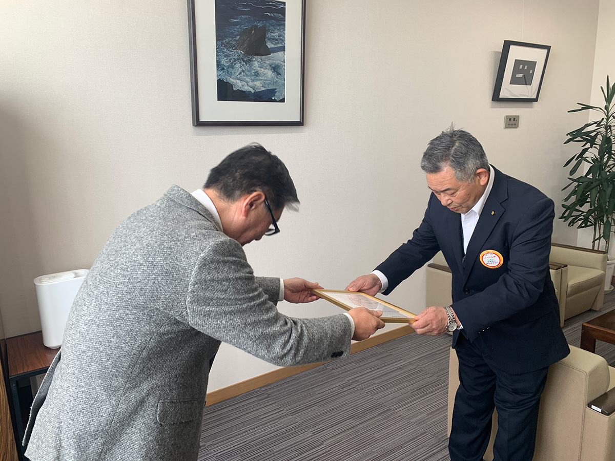 「静川園」の国指定が伝えられた同日、中泊町役場では、町指定文化財「宮越家離れ襖絵」「宮越家離れステンドグラス」の指定書交付式が執り行われました。鈴木信也教育長より、指定書を受け取った所有者の宮越寛氏は、「他の文化財同様、責任をもって管理します」と決意を新たにしていました。