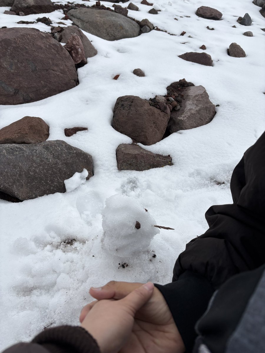 Bethki_'s tweet photo. My snowman and me 🤍❄️ https://t.co/8QU7I0hj7S
