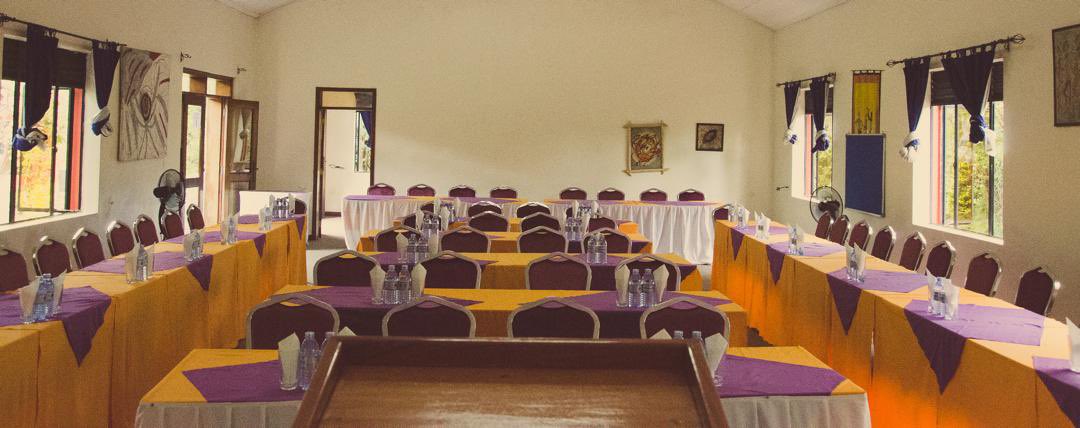 whitecastlearua's tweet image. Natural light, comfortable seating, and the quiet focus of a team in flow. 

Some of the most productive days don't feel like work at all.

Book Now : +256 772 880 830

#ProductiveSpaces | #BusinessRetreat