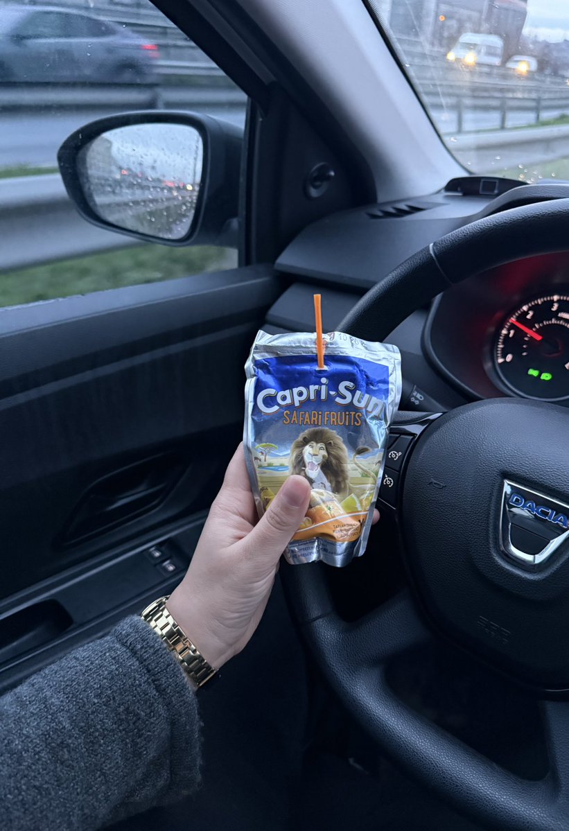 alarm kurmadan uyuyakaldığım için missler gibi uyumusum ama ise geç kaldım🤡