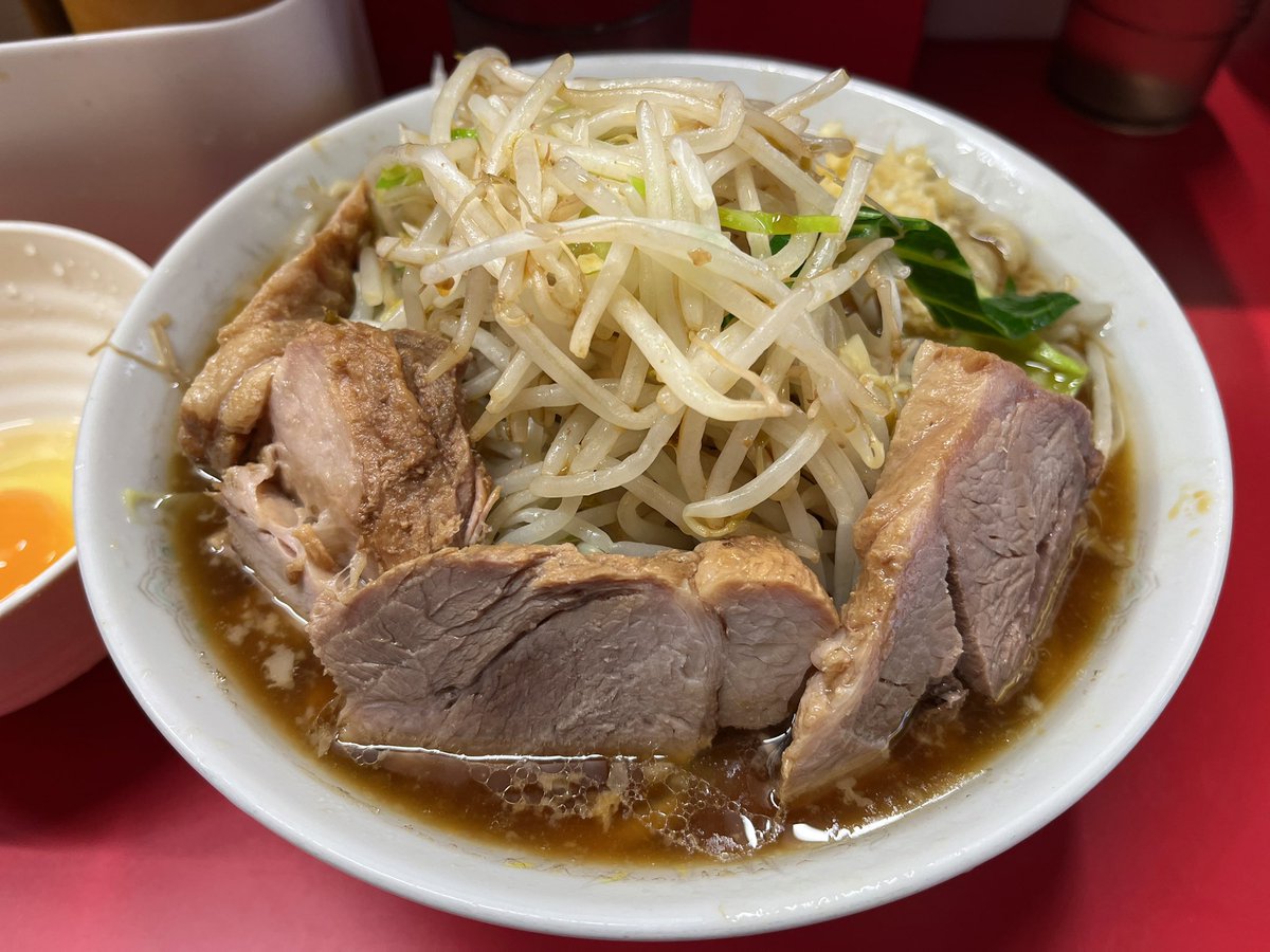 ラーメン二郎上野毛店🚲
小豚ラーメン生卵
13時45分で並び2人
豚入りまだあってラッキーでした。
美味しかったです！
ごちそうさまでした😋