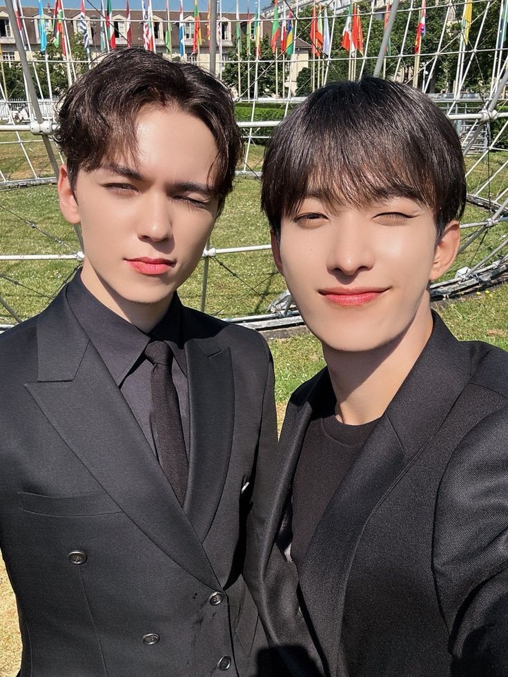 #OurRockstarDKday
#백한번째의_생일까지_그때도_도겸이와
#샤이닝스타_버논이는_우리의_시리우스
#ShiningStarVERNONday

218브로 생일축하해🎉
각자가 지닌 매력이 218% 더 빛날 수 있는 하루하루가 되길 올해도 늘 응원할게🩵