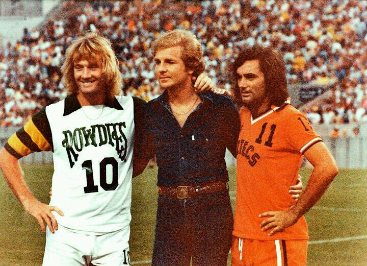 footballmemorys's tweet image. Rodney Marsh &amp;amp; George Best line-up against each other for the Tampa Bay Rowdies v Los Angeles Aztecs

#TampaBay #NASL #Rowdies #LA #LosAngeles #Aztecs