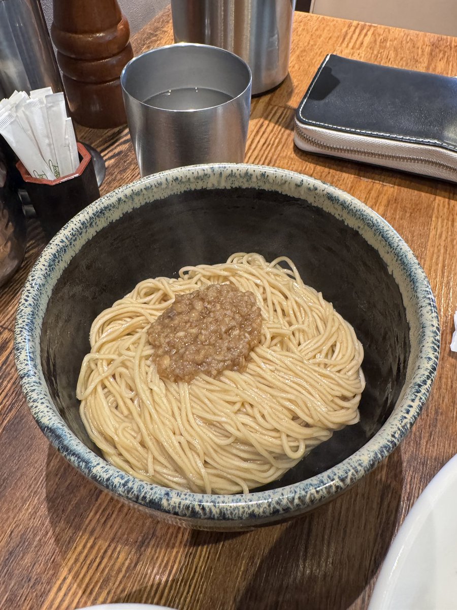 セキレイ＠七里

味玉醤油つけ麺、和え玉

麺が既に煮干ペースト絡めてあるので麺だけで完食出来てしまうつけ麺🤤
旨すぎて麺が足りないから和え玉も注文、和え玉はアンチョビガーリックが効いてて旨い😋
この和え玉の麺も残してたつけ汁に浸して食べても良き、もう全てにおいてパーフェクト💯😊