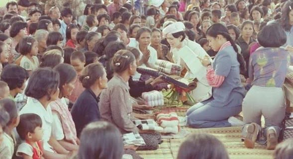 vnomenon's tweet photo. พระบาทสมเด็จพระเจ้าอยู่หัวรับสั่งกับข้าพเจ้าว่า

“ถ้าเราขนอาหาร ขนเสื้อไปแจก ก็เหมือนถมมหาสมุทร มันเป็นไปไม่ได้ เราต้องมีวิธีที่ทำให้เขาช่วยตัวเองได้ ให้เขามีความสามารถที่จะหากินเลี้ยงครอบครัวได้เอง”

พระราชดำรัส #สมเด็จพระนางเจ้าสิริกิติ์ฯ

นี่คือเหตุผลที่สมเด็จพระนางเจ้าสิริกิติ์ฯ 
ทรงเพียรพยายามสร้างอาชีพให้ชาวบ้านในทุกภาคมาตลอดพระชนม์ชีพ