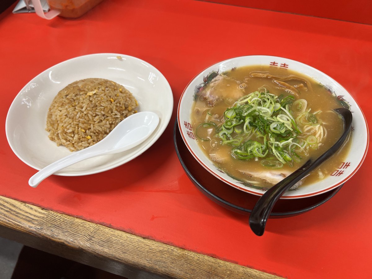 ラーメンホンマに美味いし、ガラガラで僕以外お客さん入ってへんし、大将が車褒めてくれる。