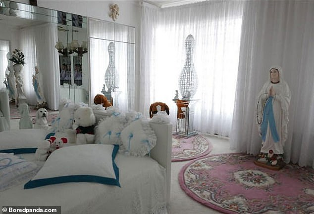 15zanaz's tweet image. Someone who is clearly very religious but also likes their dogs.
#homedesign
#interiordesign
#interiors
#interiordecor
