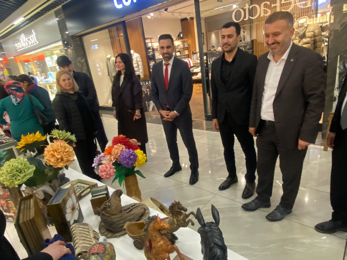 ertgrlyldz63's tweet photo. Bize başarımızın kaynağını soruyorlar…
Biz ilişkilerimizi dostluk ve kardeşlik üzerine kuruyoruz. Bir aile olduğumuzu her fırsatta hissediyor, hissettiriyoruz. Birlik ruhunun olduğu yerde bereketin ve başarının da olacağına inanıyoruz.

Mezitli Halk Eğitim Müdürümüz Arif Soylu kardeşimizin davetine, Eğitim-Bir-Sen ailesinin neferleri şube ve ilçe yöneticilerimizle birlikte katılım sağladık. Birbirinden kıymetli çalışmaların yer aldığı sergiyi yerinde müşahede etme imkânı bulduk.

Serginin Mersin’imiz  adına hayırlara vesile olmasını diliyor; başta kurum müdürümüz Arif Soylu olmak üzere, el emeği göz nuru eserlerin hazırlanmasında büyük emek sarf eden öğretmenlerimizi gönülden tebrik ediyor, emek veren, üreten ve değer katan herkese şükranlarımı sunuyorum.
