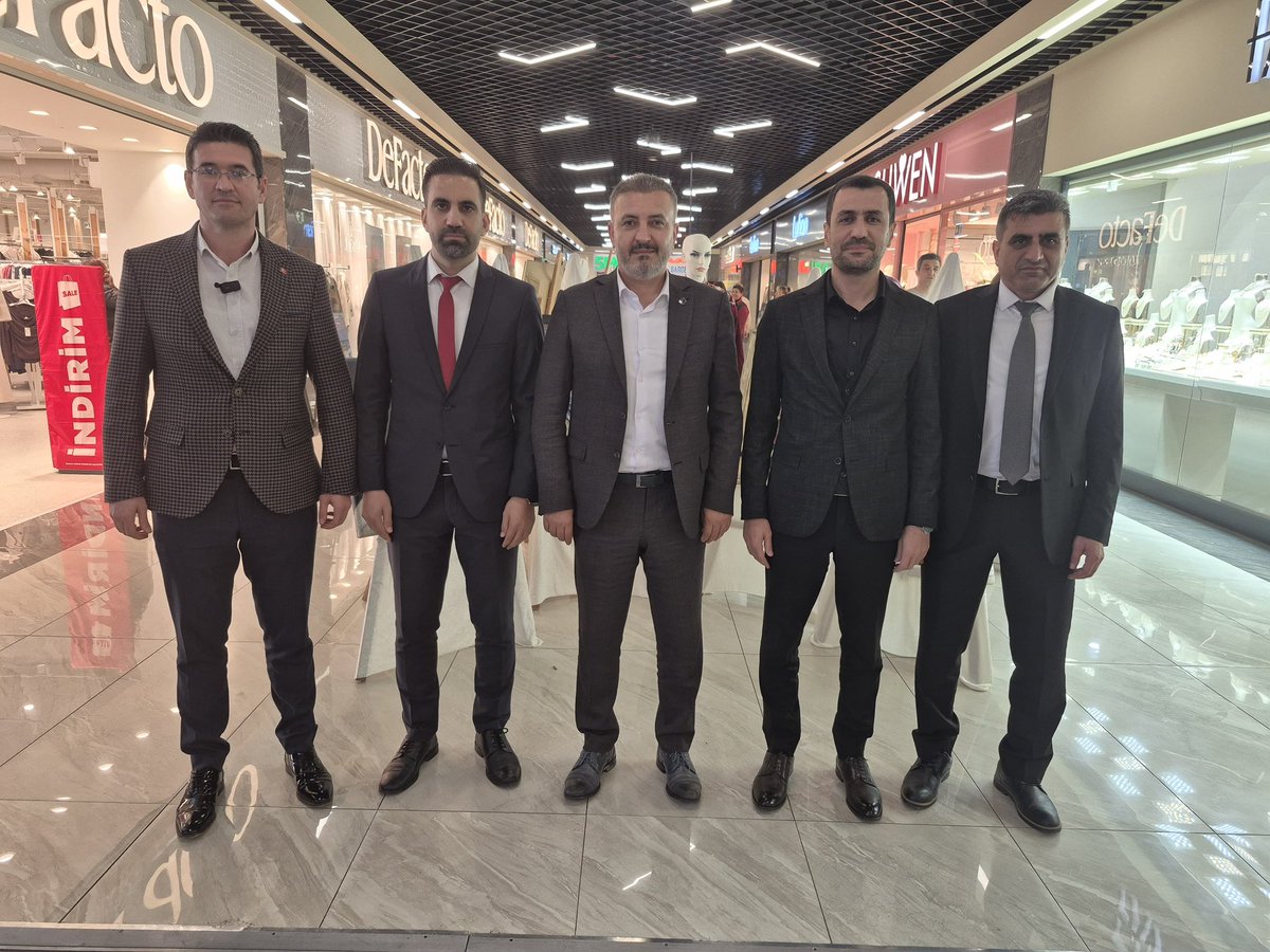 ertgrlyldz63's tweet photo. Bize başarımızın kaynağını soruyorlar…
Biz ilişkilerimizi dostluk ve kardeşlik üzerine kuruyoruz. Bir aile olduğumuzu her fırsatta hissediyor, hissettiriyoruz. Birlik ruhunun olduğu yerde bereketin ve başarının da olacağına inanıyoruz.

Mezitli Halk Eğitim Müdürümüz Arif Soylu kardeşimizin davetine, Eğitim-Bir-Sen ailesinin neferleri şube ve ilçe yöneticilerimizle birlikte katılım sağladık. Birbirinden kıymetli çalışmaların yer aldığı sergiyi yerinde müşahede etme imkânı bulduk.

Serginin Mersin’imiz  adına hayırlara vesile olmasını diliyor; başta kurum müdürümüz Arif Soylu olmak üzere, el emeği göz nuru eserlerin hazırlanmasında büyük emek sarf eden öğretmenlerimizi gönülden tebrik ediyor, emek veren, üreten ve değer katan herkese şükranlarımı sunuyorum.