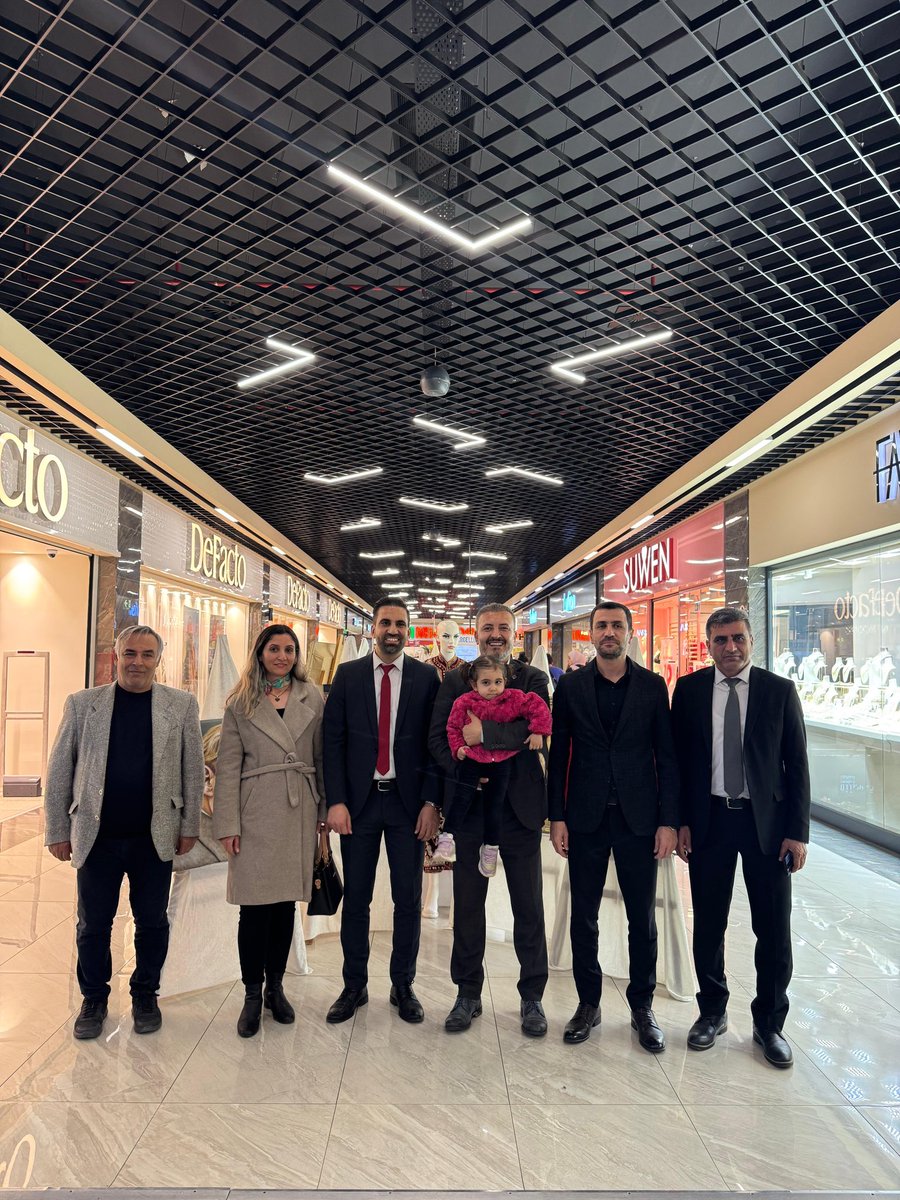 ertgrlyldz63's tweet photo. Bize başarımızın kaynağını soruyorlar…
Biz ilişkilerimizi dostluk ve kardeşlik üzerine kuruyoruz. Bir aile olduğumuzu her fırsatta hissediyor, hissettiriyoruz. Birlik ruhunun olduğu yerde bereketin ve başarının da olacağına inanıyoruz.

Mezitli Halk Eğitim Müdürümüz Arif Soylu kardeşimizin davetine, Eğitim-Bir-Sen ailesinin neferleri şube ve ilçe yöneticilerimizle birlikte katılım sağladık. Birbirinden kıymetli çalışmaların yer aldığı sergiyi yerinde müşahede etme imkânı bulduk.

Serginin Mersin’imiz  adına hayırlara vesile olmasını diliyor; başta kurum müdürümüz Arif Soylu olmak üzere, el emeği göz nuru eserlerin hazırlanmasında büyük emek sarf eden öğretmenlerimizi gönülden tebrik ediyor, emek veren, üreten ve değer katan herkese şükranlarımı sunuyorum.