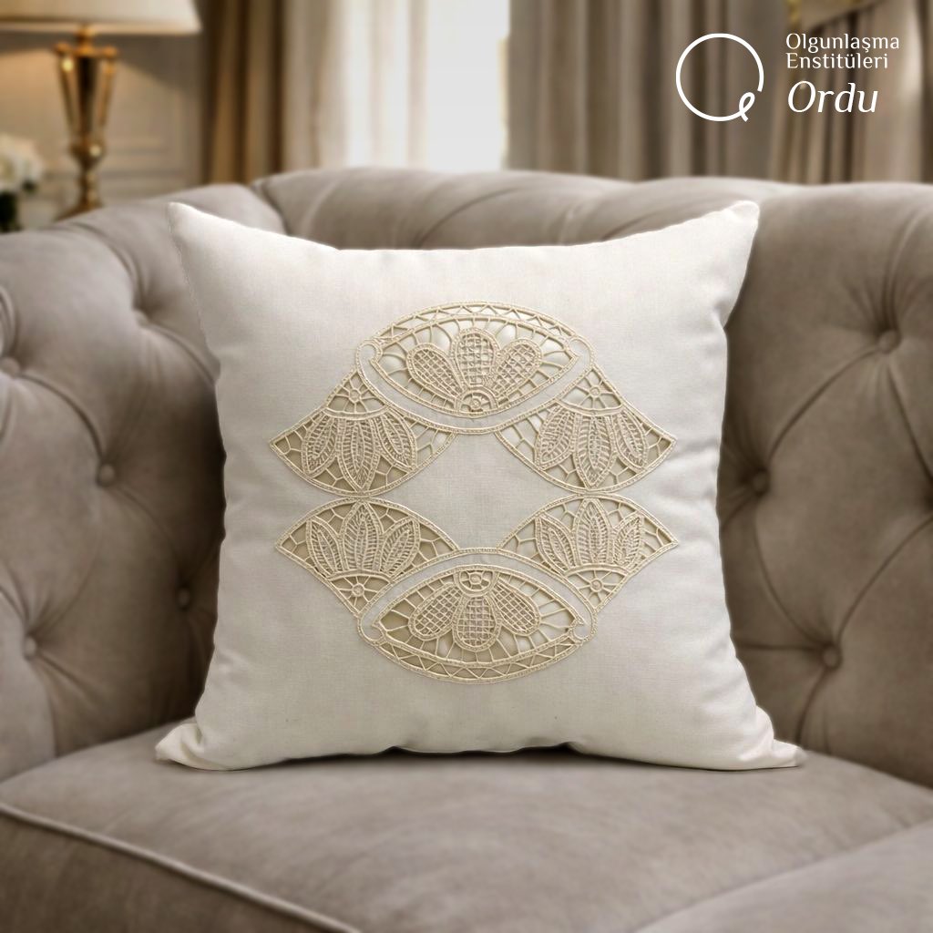Alan taramalarında ulaşılan özgün desen, Enstitümüz atölyelerinde düzenlenerek beyaz iş tekniği ile yeniden yorumlanmış ve günümüz kullanımına uygun dekoratif yastığa dönüştürülmüştür. Geleneksel el sanatlarımızın zarif dili, sade ve estetik bir tasarım anlayışıyla yaşam
