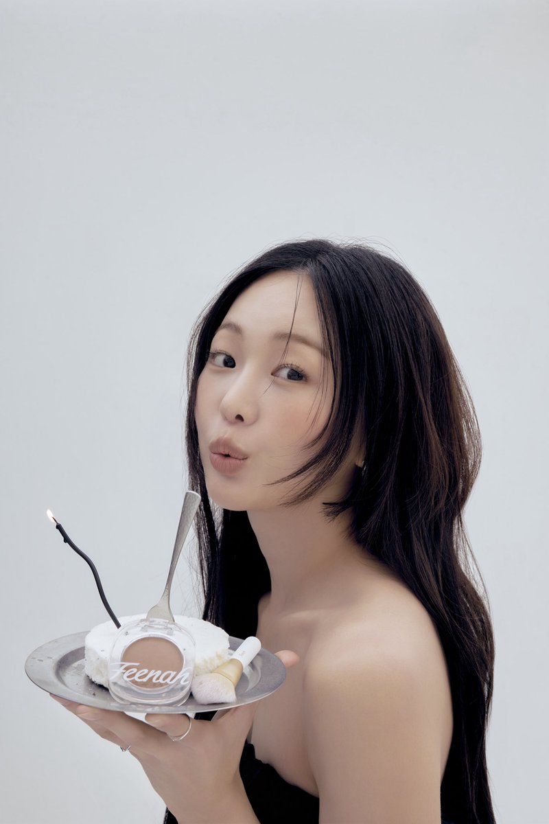 Feenah NEW MUSE : 금새록 🤍

하나의 색으로 규정할 수 없는 그녀의 수많은 페르소나가 피나가 기록해온 순간들과 마침내 마주합니다.

이제 당신의 볼 위에 잊지 못할 순간의 무드를 한 방울 떨어뜨려 보세요.✨