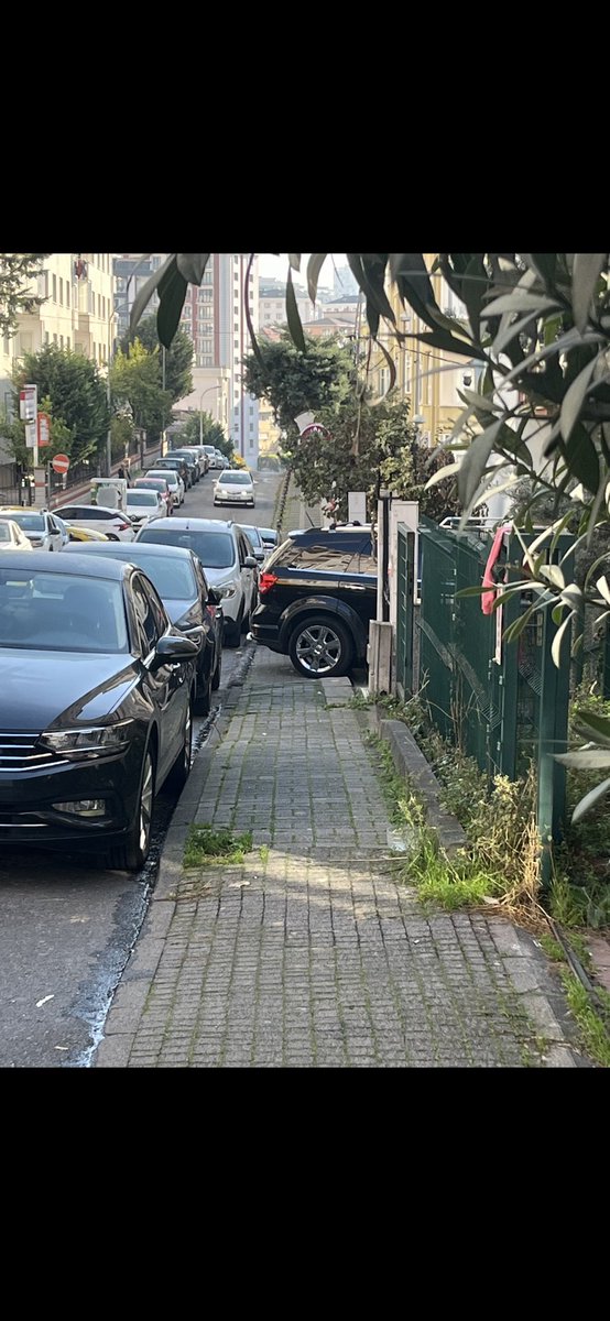 ist2334's tweet photo. Her gün aynı görüntü.
Kaldırım işgali yapıyorlar.. @umraniyebeltr @istanbul_EGM @TC_Umraniye https://t.co/c89hgYRtiq