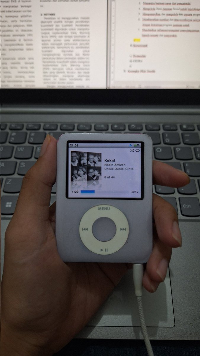 virtuosogirl5's tweet photo. @txtkarir punyaa ipod nano 3
enak bgt kalo lg pengen lepas dari hp tinggal bawa ipod buat keliling pake motor kalau ga ipod + reading ehehehe🫶🏼🫶🏼 https://t.co/Dnz3yES1IF