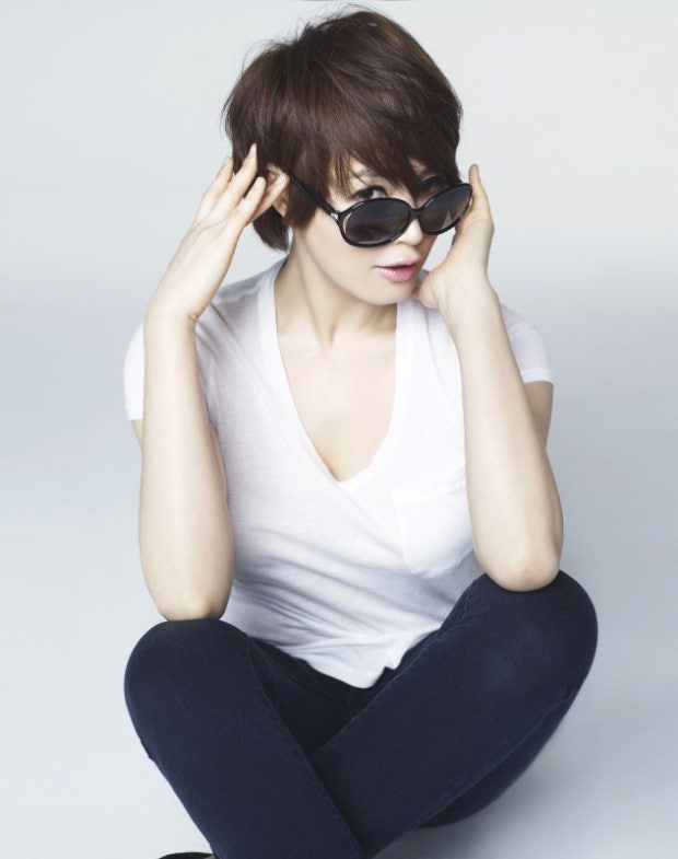 배우 김혜수님도 평소 선글라스 착용을 습관화해서, 안과 검진할 때마다 노화과 거의 진행되지 않은 건강한 눈이라는 말 듣는다고 알고 있음.
모두 선글라스 착용 습관화하자