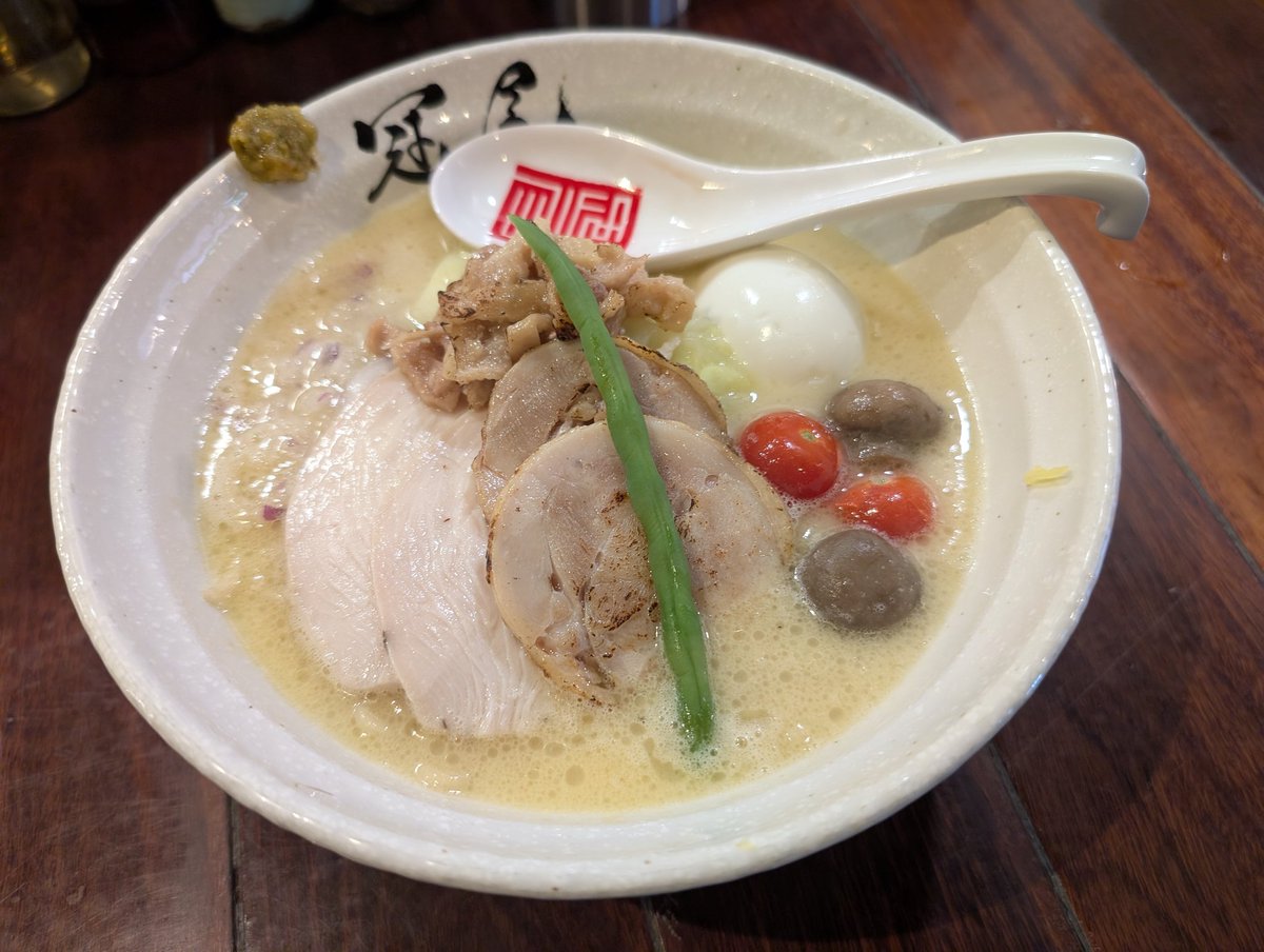SBody11's tweet photo. 勉強前に軽く1杯！
らぁめん冠尾

特製純白湯らぁめん

マッシュルームやトマト、鶏皮などがアクセントになっていい感じでした✨

大変美味しゅうございました✨✨✨✨✨ https://t.co/ufBAxhAmCr