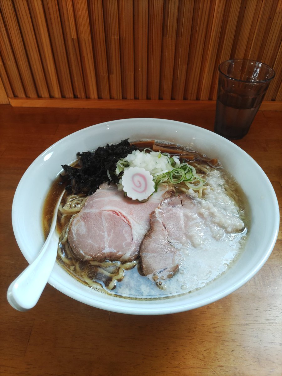 NoodlesMania's tweet photo. 先々週の。
麺屋 杢縁  鶴岡市藤島
背脂煮干の中華そば¥1000 大盛+¥100
ごちそうさまでした。 https://t.co/mEitkok7sq
