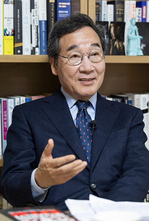 <신동아 인터뷰>

우리 사회가 직면한 위기는 생각보다 깊고 넓습니다. 정치는 그 위기를 해결하는 통로가 되어야 마땅하지만, 지금은 오히려 갈등의 발원지가 되고 있지는 않은지 늘 가슴이 무겁습니다.
신동아와의 인터뷰를 통해 제가 가진 고민의 편린을 전했습니다. 시간 되실 때 일독을 권합니다.