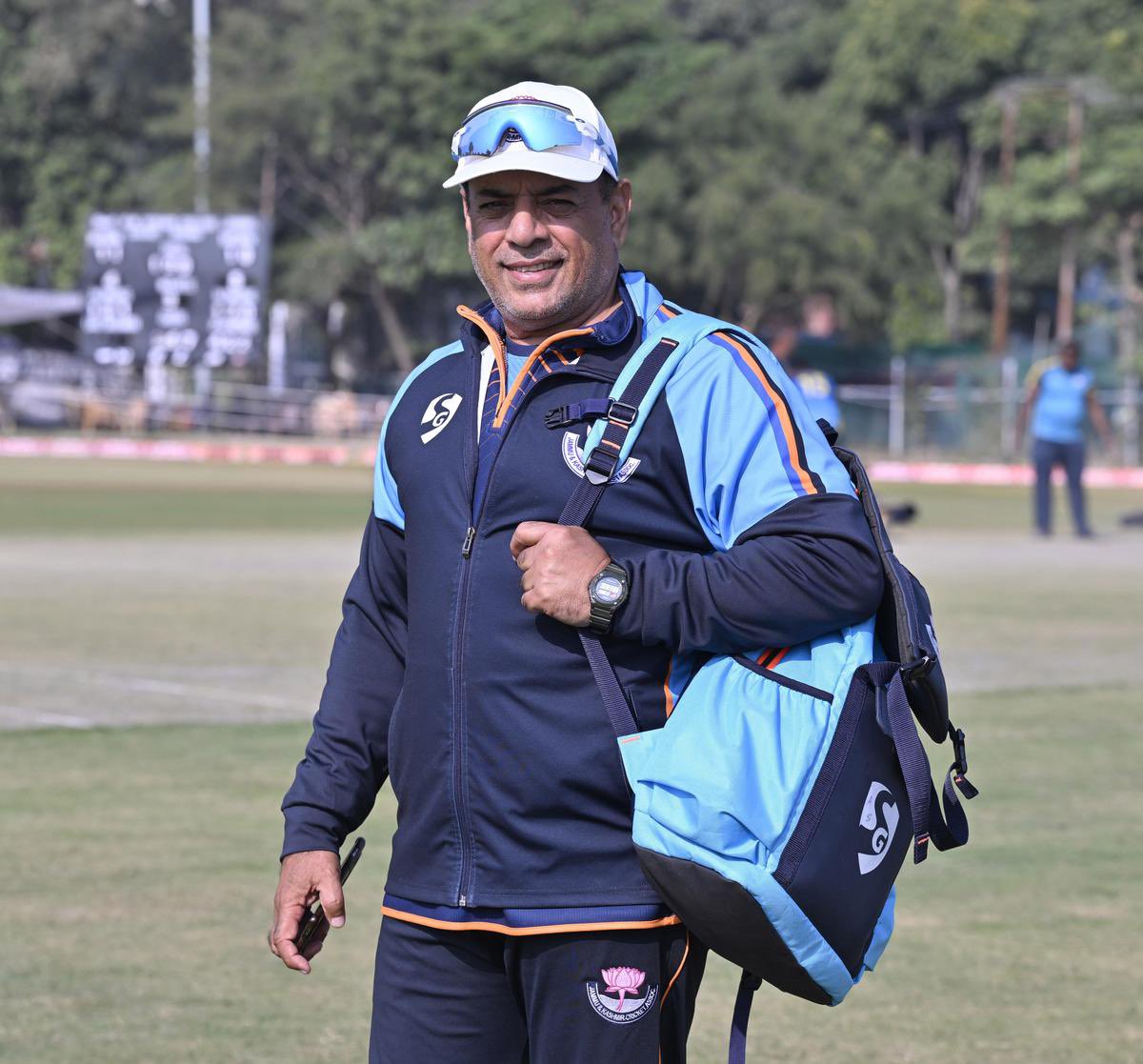 vikrantgupta73's tweet image. Jammu-Kashmir making it to their first-ever Ranji Trophy final is just awesome. What a season they’ve had and what a dramatic comeback against the mighty bowling of Bengal! 
Personally very happy for the coach Ajay Sharma paaji for instilling that spirit in the team - had seen