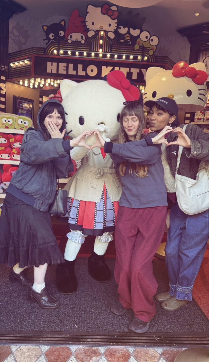 dailysoapy's tweet photo. Sophie Thatcher in new photo with friends. ♥️ https://t.co/Ifx3gSDuyQ
