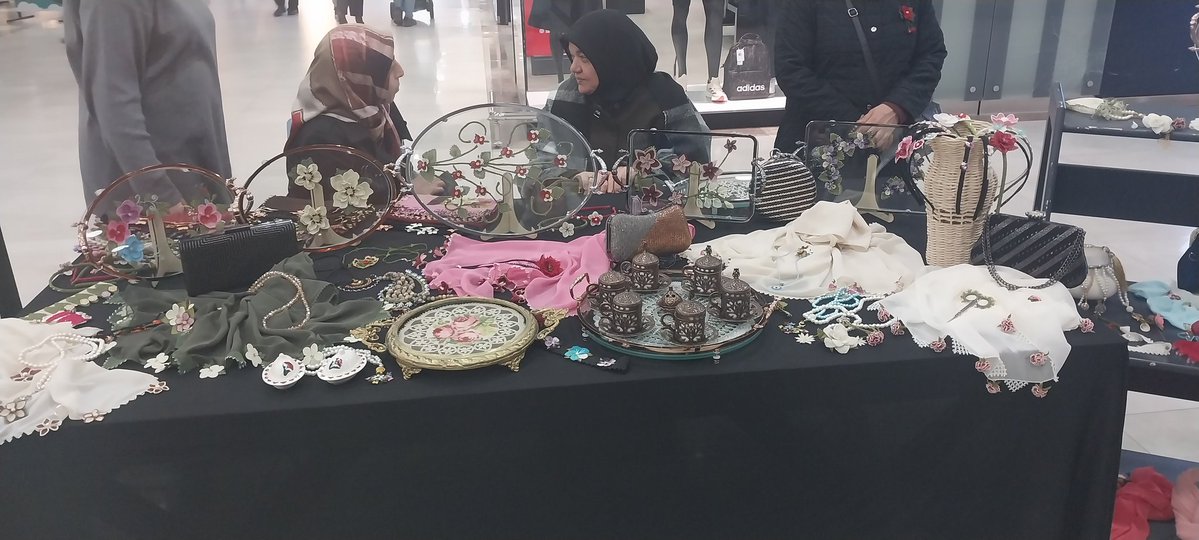Elazığ Belediyesi Kültür Sanat ve Sosyal İşler Müdürlüğü Aile Danışma ve Eğitim Merkezi-ADEM bünyesinde,  TÜBİTAK projesi olarak hayata geçirilen  "Kadının El Emeği ve Kültürel Miras" kapsamında tamamlanan  “Boncuklu İğne Oyası”kursu sergisine katılım sağladık. 

Kıymetli